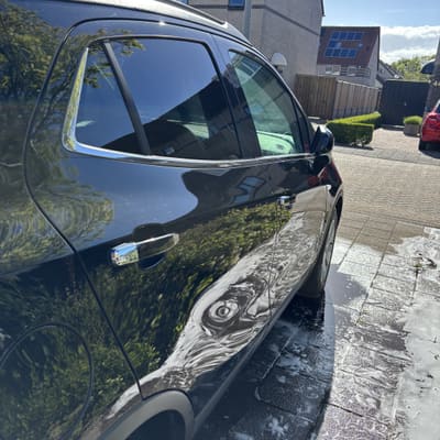 Glanzende reflectie op zwarte lak